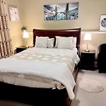 Cozy Walkout Suite With King Bed, Kitchen, Parking & Patio