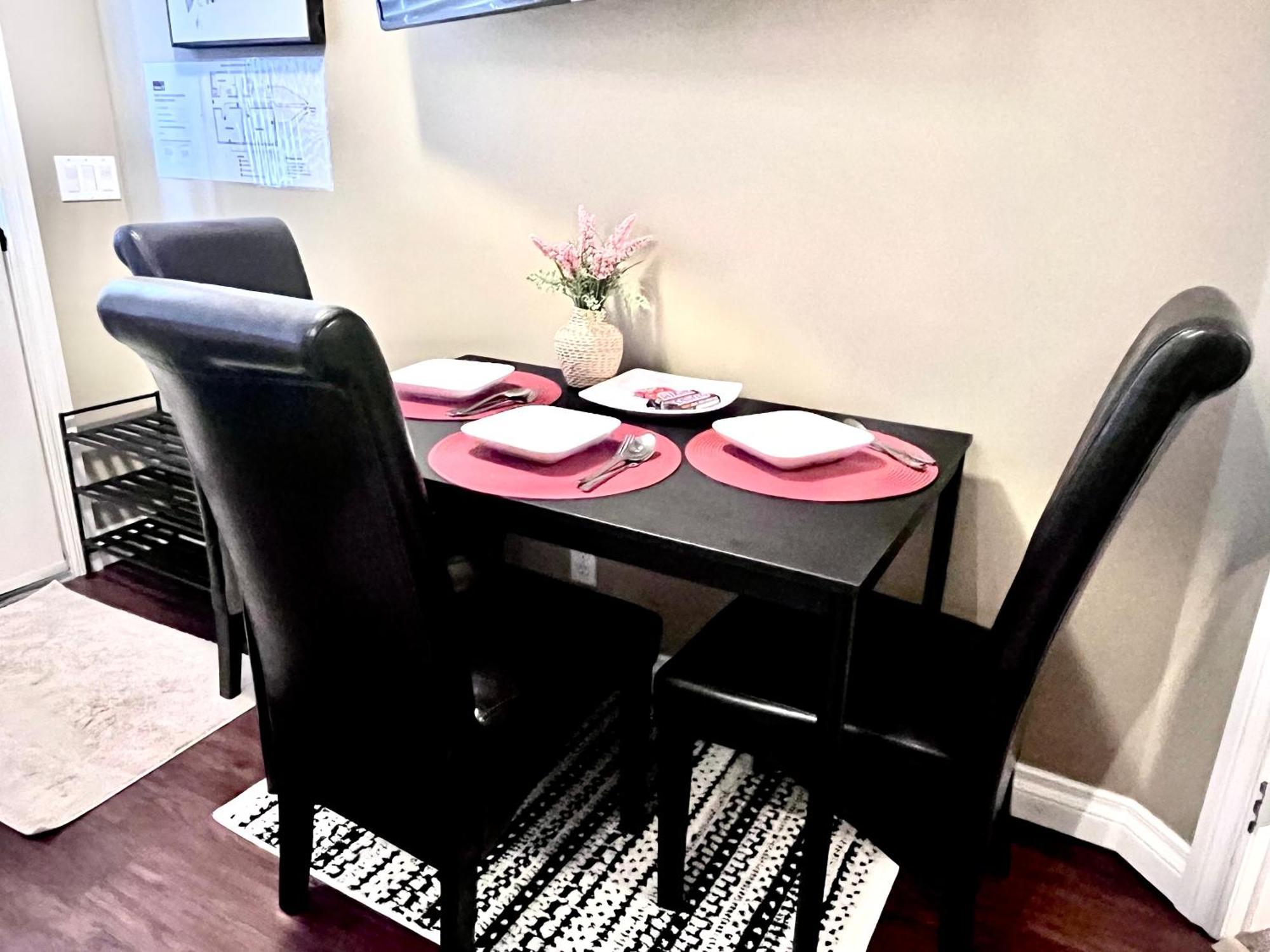 Holiday home Cozy Walkout With King Bed, Kitchen, Parking & Patio *