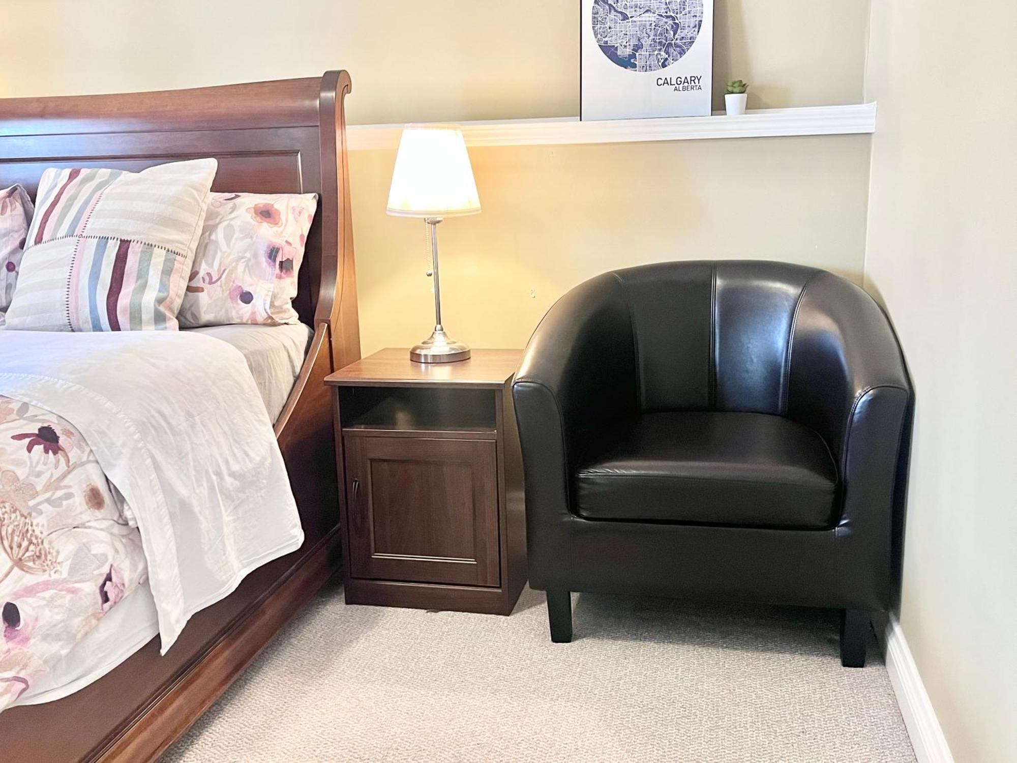 Cozy Walkout With King Bed, Kitchen, Parking & Patio *