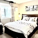 Cozy Walkout Suite With King Bed, Kitchen, Parking & Patio