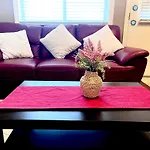 Cozy Walkout Suite With King Bed, Kitchen, Parking & Patio
