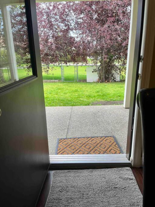 Cozy Walkout With King Bed, Kitchen, Parking & Patio * Calgary