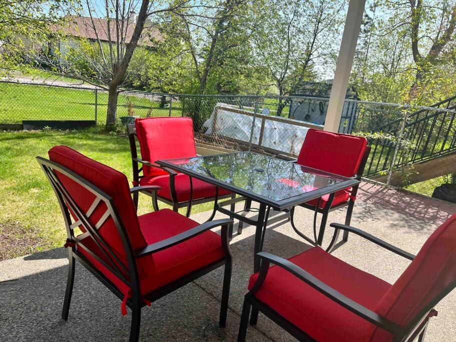 Cozy Walkout With King Bed, Kitchen, Parking & Patio Holiday home *