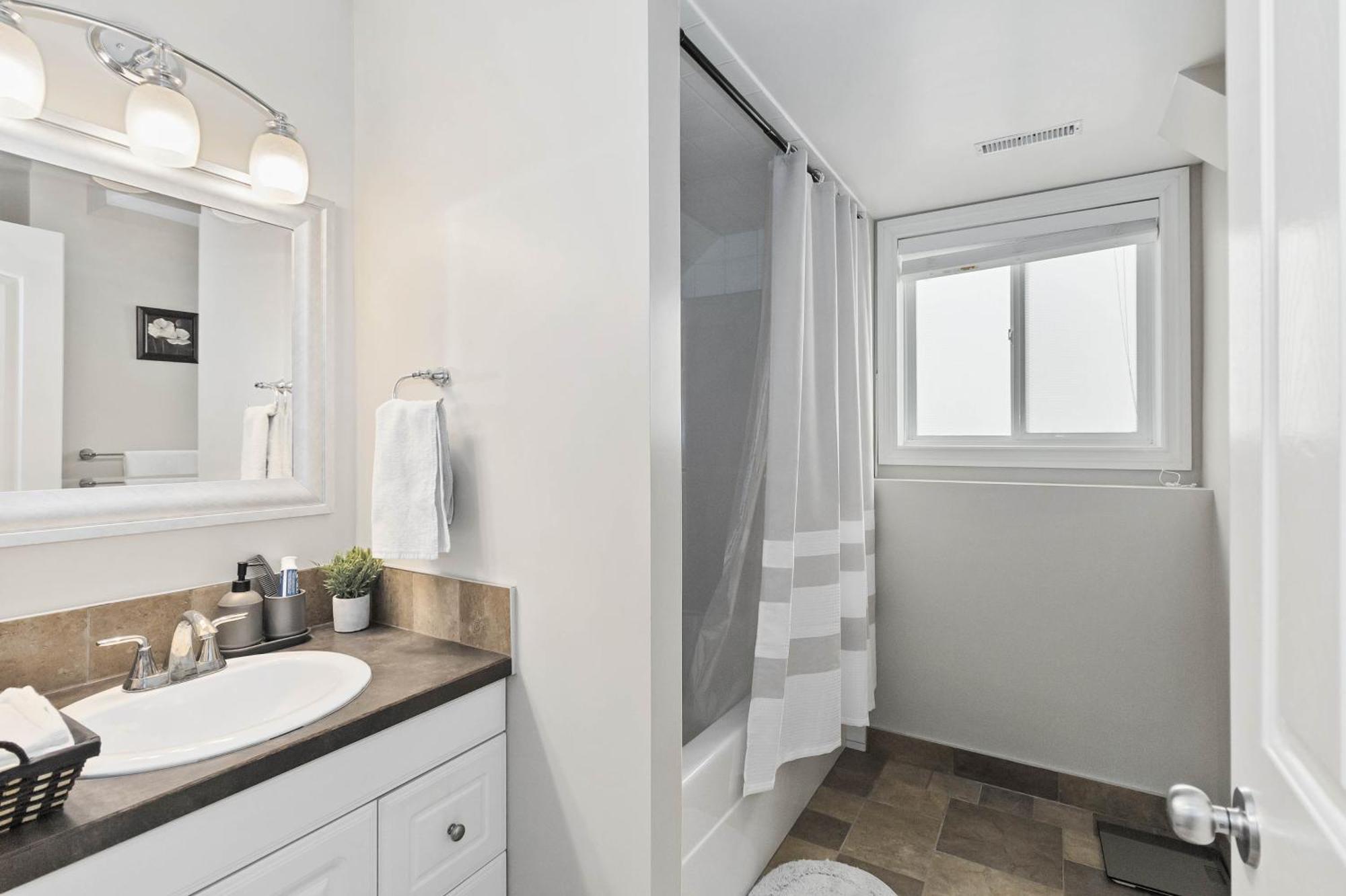 Holiday home Cozy Walkout With King Bed, Kitchen, Parking & Patio Calgary