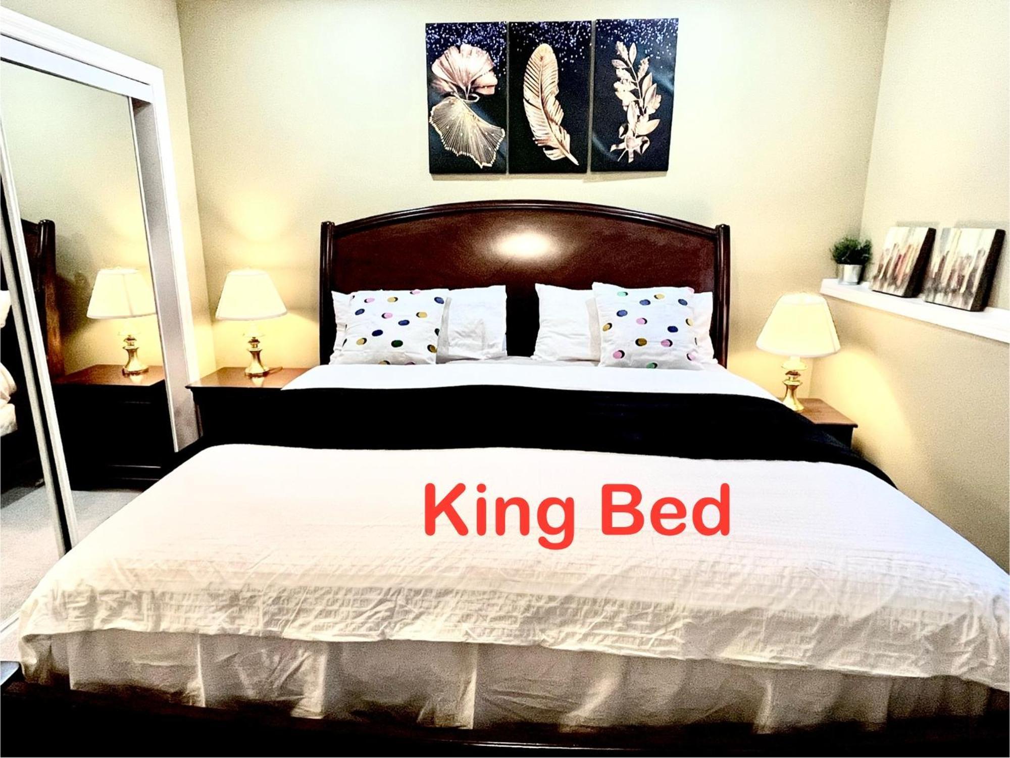 Cozy Walkout With King Bed, Kitchen, Parking & Patio Calgary
