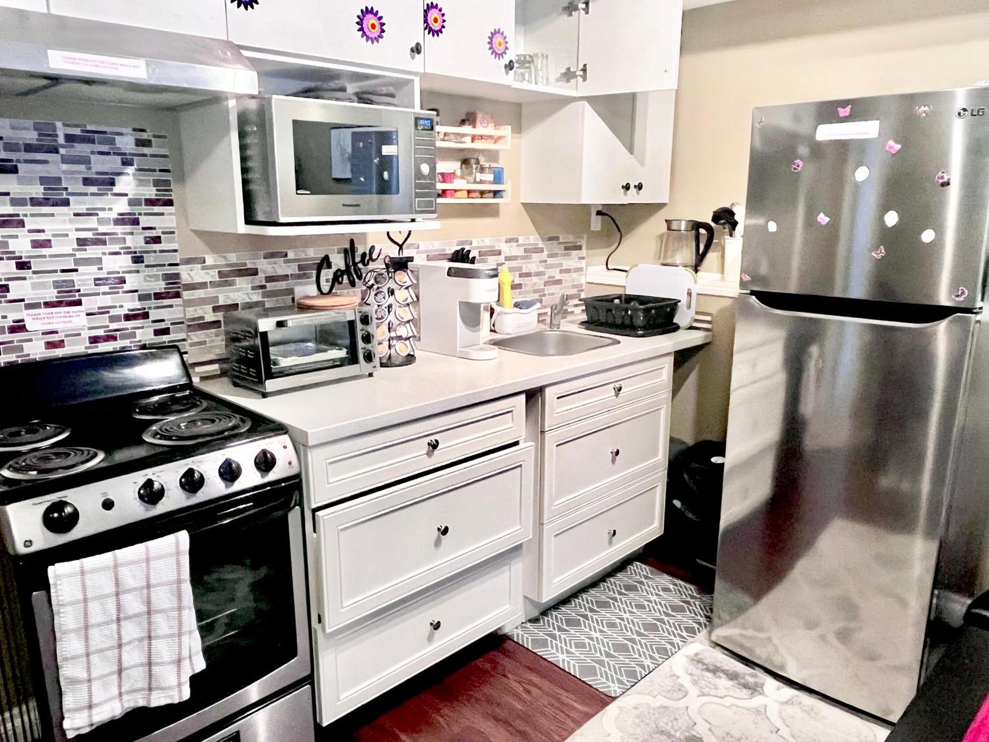 Cozy Walkout With King Bed, Kitchen, Parking & Patio Holiday home Calgary