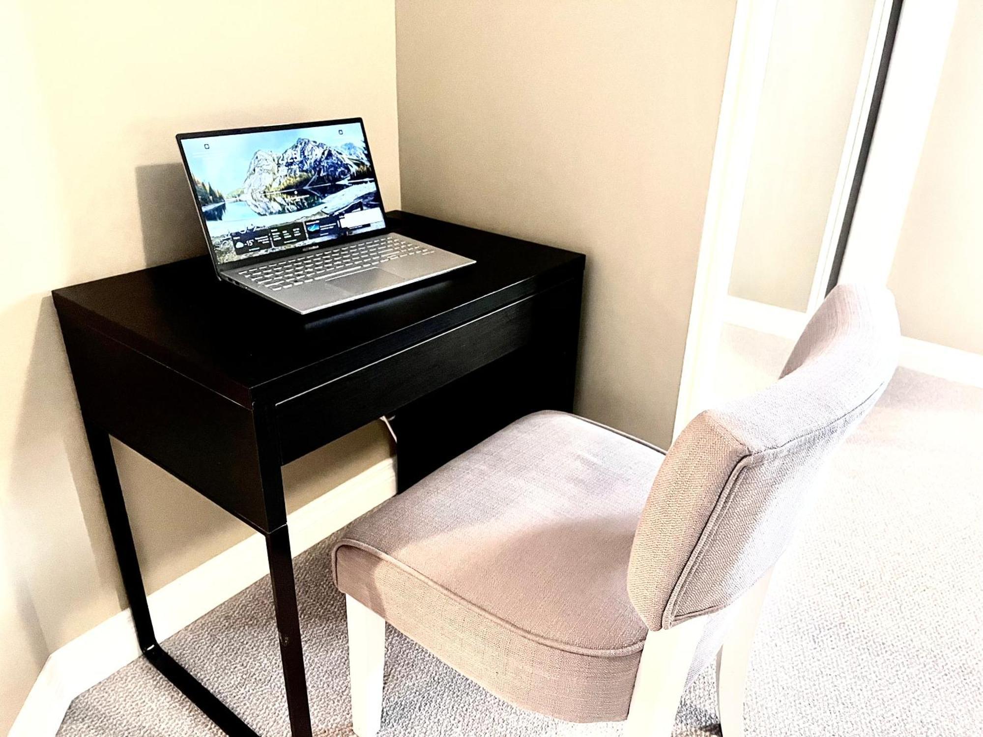 Cozy Walkout With King Bed, Kitchen, Parking & Patio
