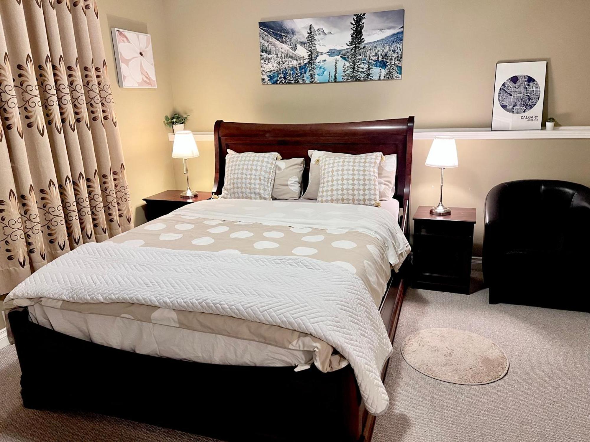Cozy Walkout With King Bed, Kitchen, Parking & Patio Calgary